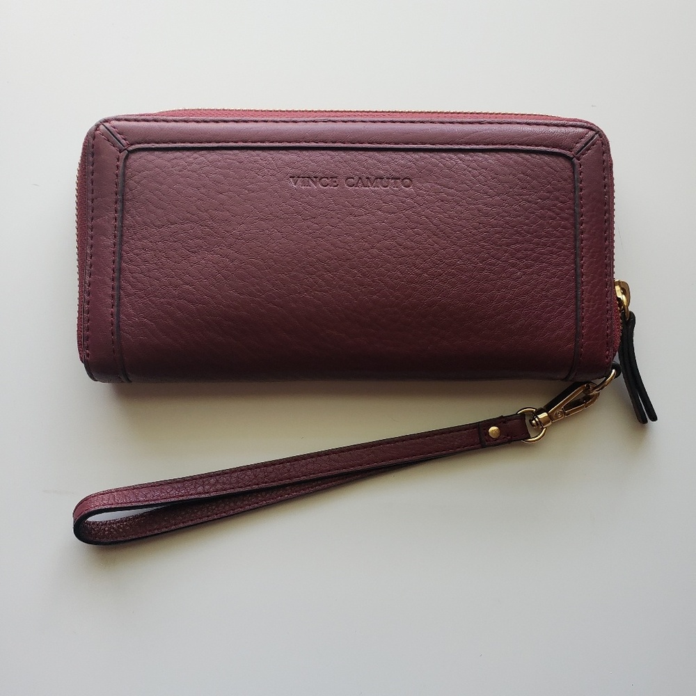Vince  Camuto Zip Continental Wallet Wristlet